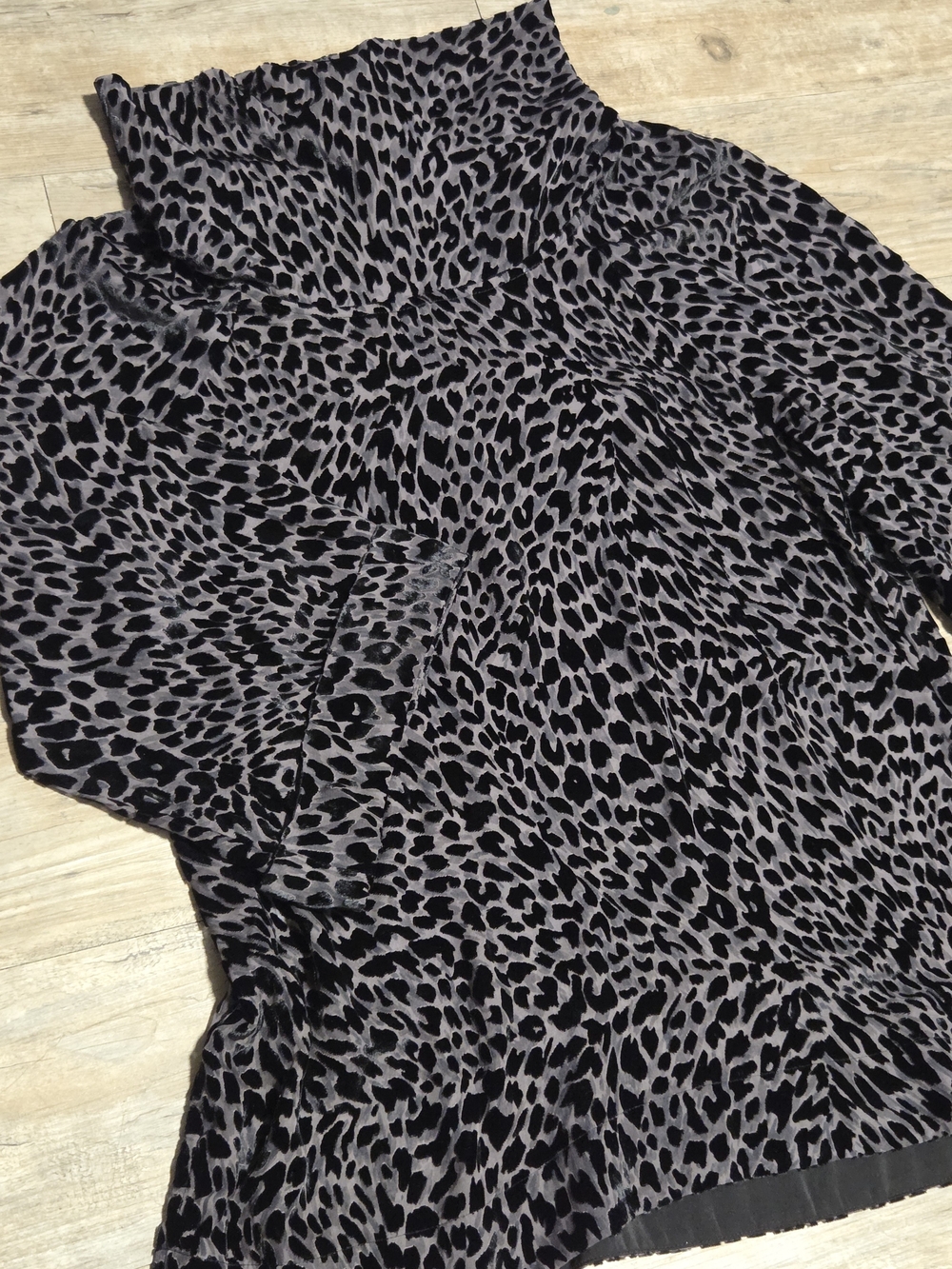 Tommy Bahama Velvet Sands Tropanimal Burnout Cowl Blouse Silk Blend Size Medium